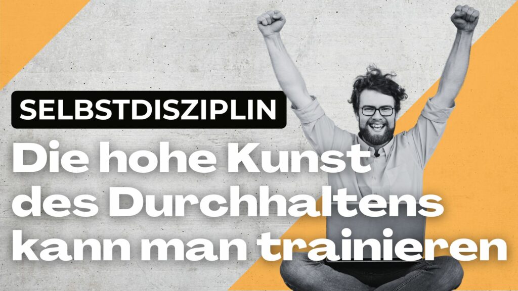 Mann, freudig die Arme hochstreckend