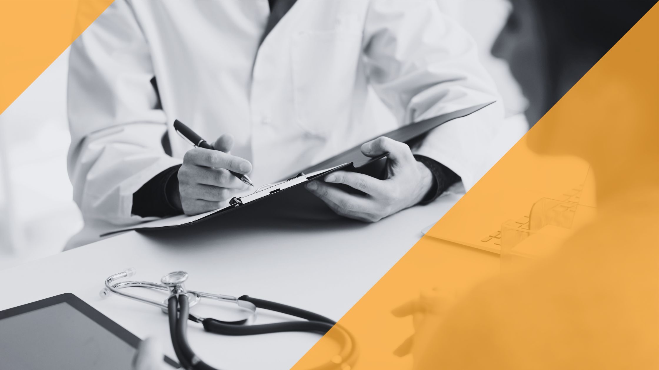 Ein Arzt schreibt etwas in eine Patientenakte