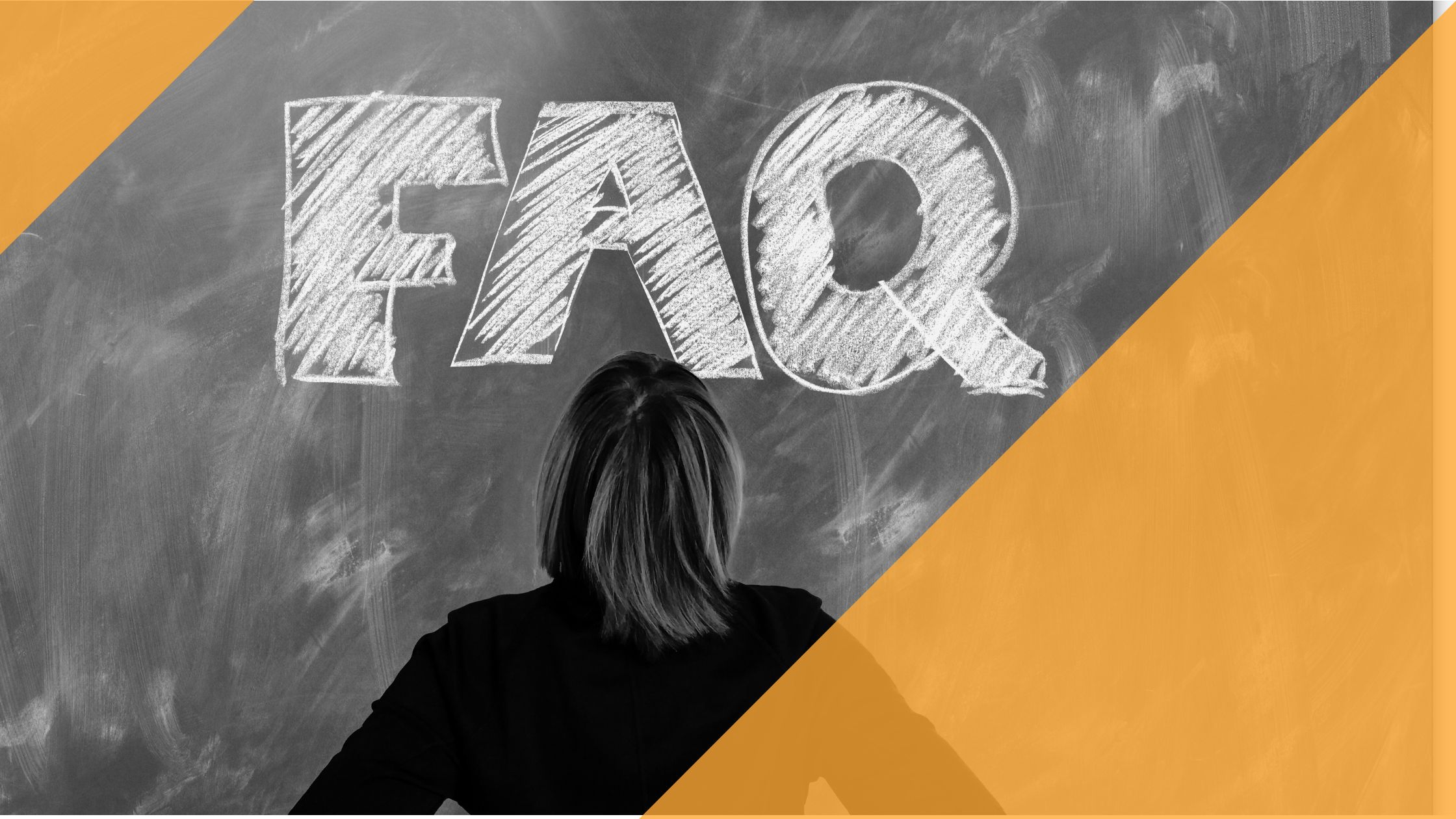Eine Frau blickt auf eine Tafel, auf der FAQ steht